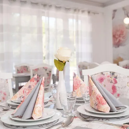Rose Garden Bed & Breakfast *