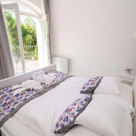Rose Garden Bed & Breakfast