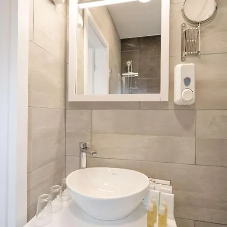 Rose Garden Bed & Breakfast 4*