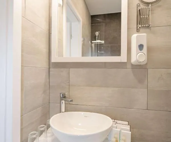 Rose Garden Bed & Breakfast 4*